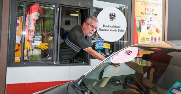 Alexander Van der Bellen reicht etwas aus einem McDonalds DriveIn-Fenster