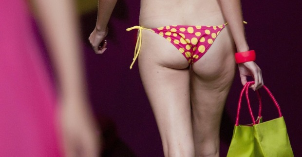 Po einer Frau im Bikini beim Gehen