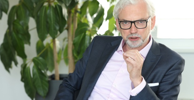 Porträt beim Sprechen mit gestikulierender Hand