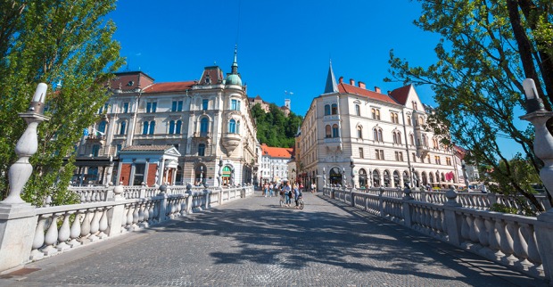 Die Tromostovje-Brücke (Dreifachbrücke) in Ljubljana | Credit: iStock.com/BalkansCat