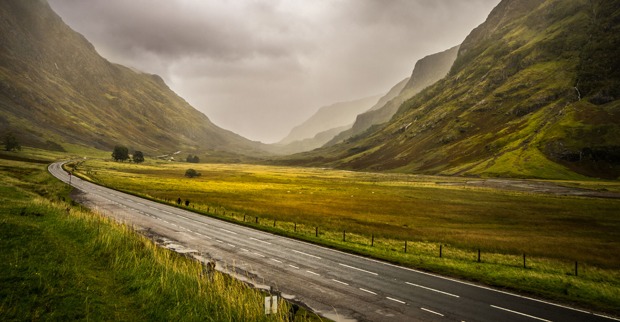 Einsame Landstraße in Schottland an einem verregneten Tag | Credit: iStock.com/I love sticky rice