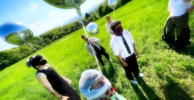 Band, Wiese, Luftballons