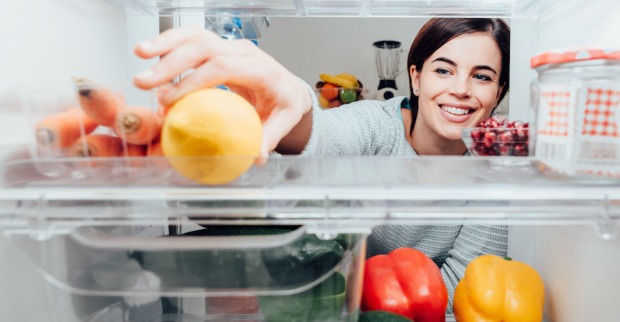 Frau öffnet den Kühlschrank| Credit: iStock.com/cyano66