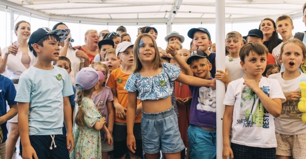 Kinder bei der Friedensfahrt auf der Donau | Credit: Friedensfahrt