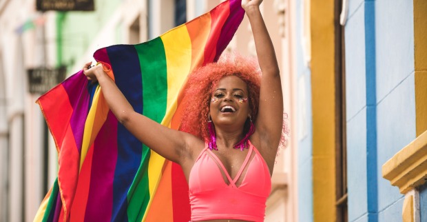 Frau mit Regenbogenflagge