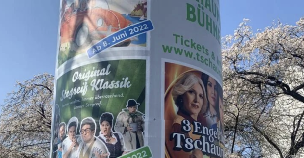 Litfaßsäule mit Tschauner Plakaten | Credit: www.instagram.com/tschauner_buehne/Tschauner Bühne