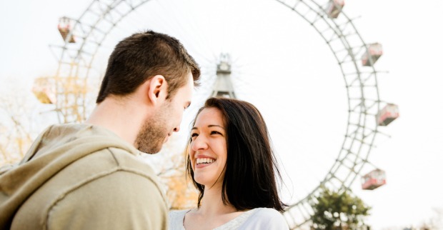 Mann und Frau vor dem Wiener Riesenrad | Credit: iStock.com/Martinan