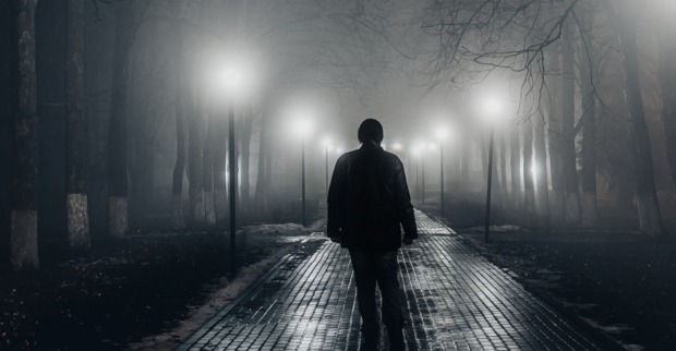 Mann schreitet bei Nacht durch eine leere Gasse | Credit: iStock.com/ Vladimir Zapletin