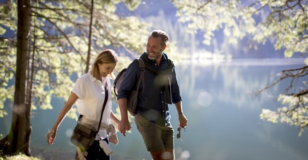 Frau und Mann bei einem Spaziergang