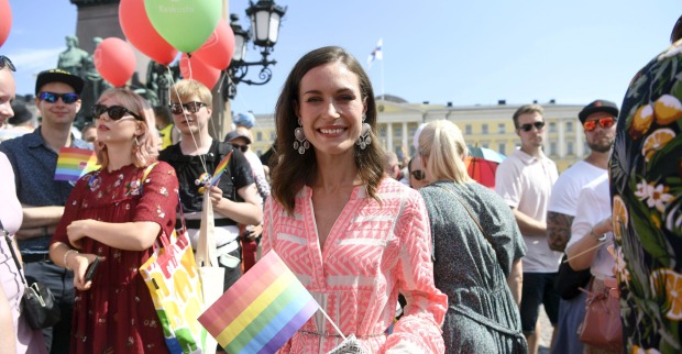 Auf einer Parade mit Regenbogenfahne aus Papier
