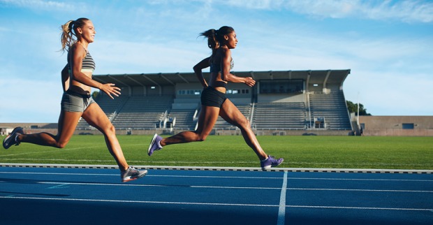 Zwei Leichtathletinnen beim Training | Credit: iStock.com/jacoblund