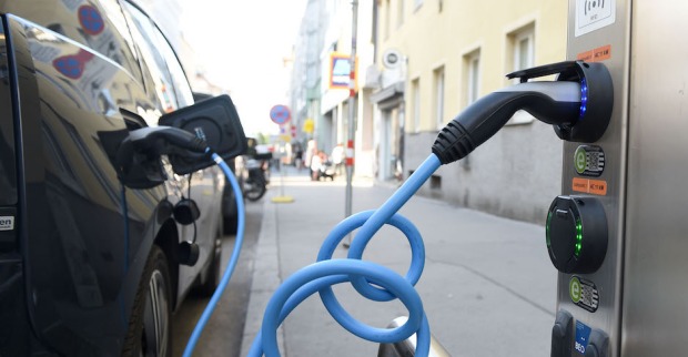 Auto mit Kabel an Steckdose