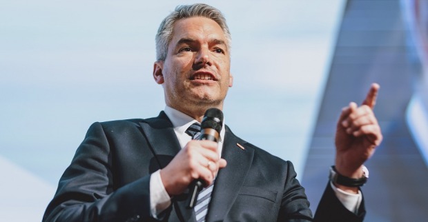 Karl Nehammer auf der Bühne des Tiroler Landesparteitags. Er hält ein Mikrofon in der Hand und hat den Zeigefinger in der Luft erhoben