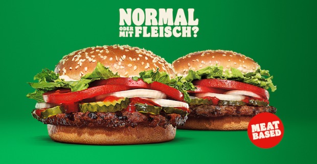 Ein Werbeplakat mit zwei Burgern. Darüber der Schriftzug: "Normal oder mit Fleisch"