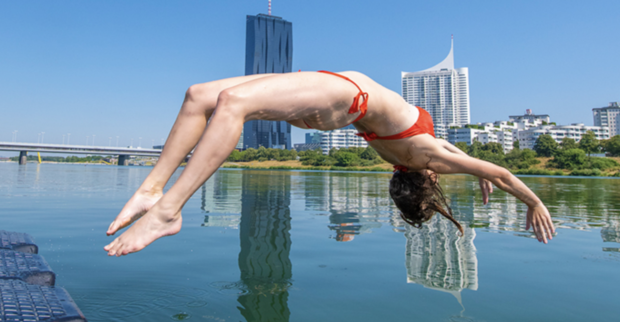 Frau springt im Sommer in die in die Neue Donau | Credit: Popp-Hackner Photography