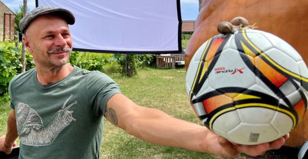 Andreas Gugumuck mit Schnecken am Fußball  | Credit: Gugumuck