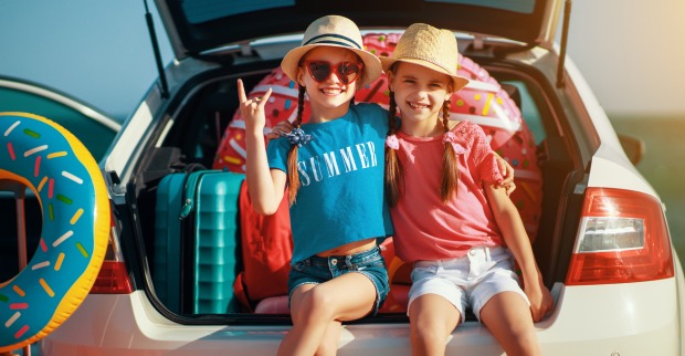 Schulkinder freuen sich über die Ferien.