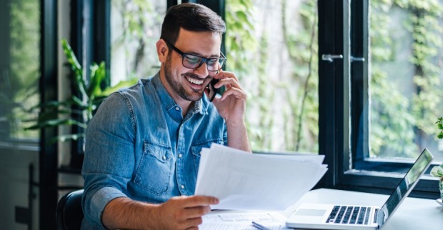 Mann arbeitet glücklich am Laptop | Credit: iStock.com/Moon Safari