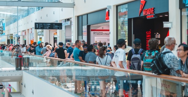 Menschenschlange vor dem neuen Xiaomi-Shop in Wien  | Credit: Alexey Lando