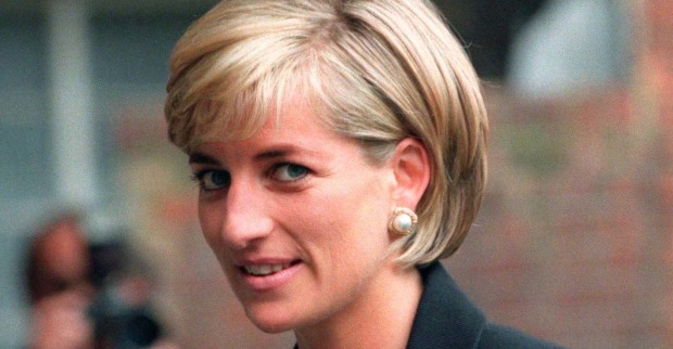 Lady Diana lächelt schüchtern in die Kamera