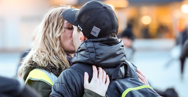 Stefan Kraft küsst seine Freundin Marisa