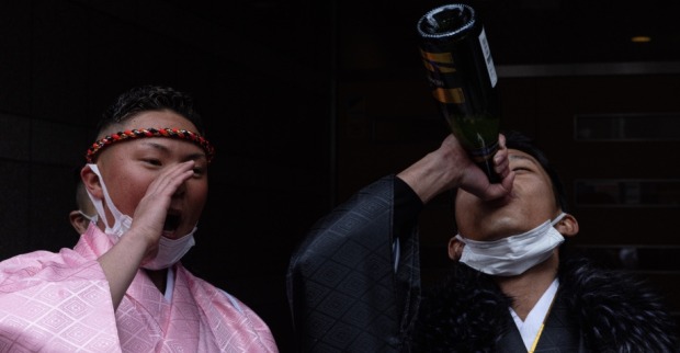 Zwei betrunkene Japaner. | Credit: Stanislav Kogiku / picturedesk.com