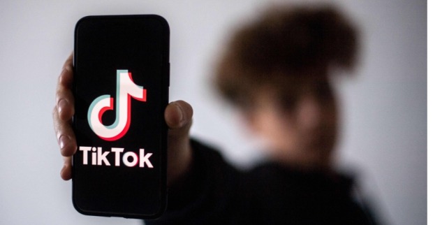 Junge hält Handy mit TikTok ins Bild. | Credit: LOIC VENANCE / AFP / picturedesk.com