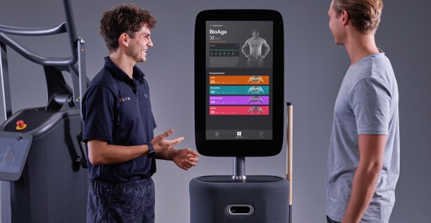 Ein Personaltrainer berät am Fitness Hub