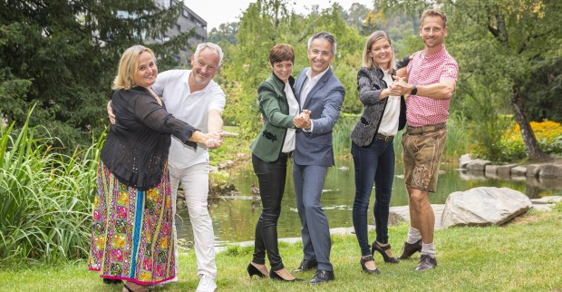 Drei Tanzpaare in Walzerhaltung