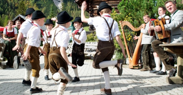 Buben beim Schuhplattln auf der Alm | Credit: SalzburgerLand Tourismus