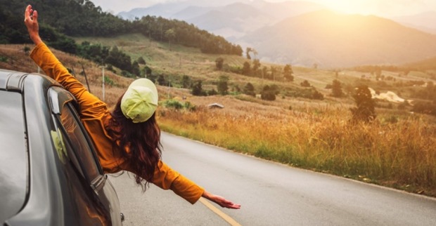 Frau hat Spaß während eines Roadtrips. | Credit: checkfelix