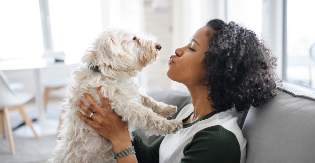 Eine Frau und ihr Hund