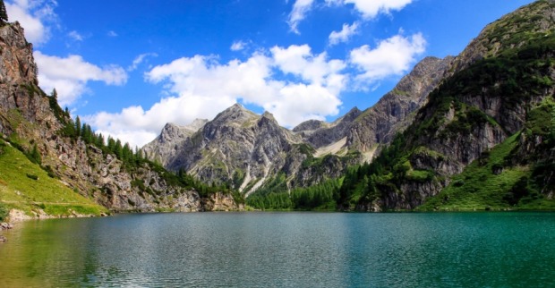 Tappenkarsee mit Bergen im Hintergrund. | Credit: iStock.com/Philipp83