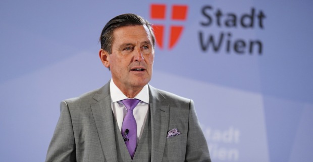 Finanzstadtrat Peter Hanke im Anzug | Credit: EVA MANHART / APA / picturedesk.com