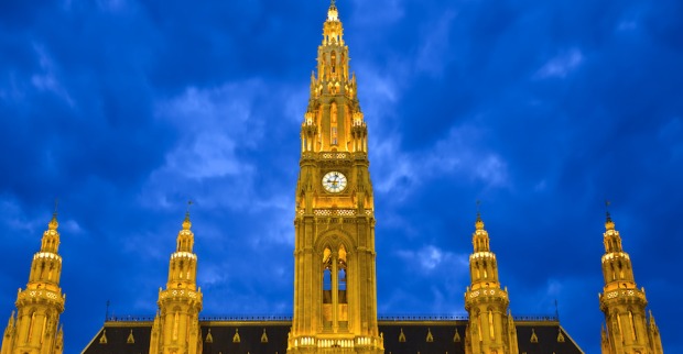 Wiener Rathaus am Abend | Credit: iStock.com/sborisov