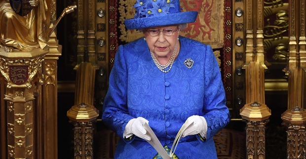 Die Queen trägt ein blaues Kostüm mit passendem Hut