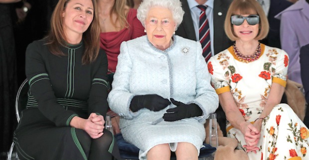 Die Queen bei einer Modenschau