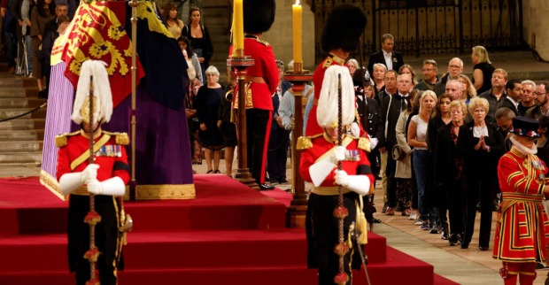 Wachmänner vor dem Sarg der Queen
