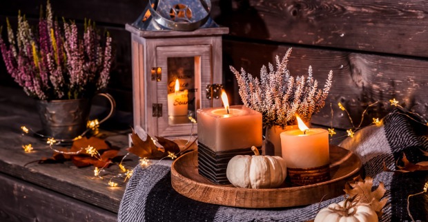 Kürbisse und Laternen auf einem Holztisch | Credit: iStock.com/brebca