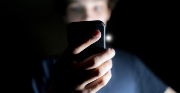Jugendlicher mit Handy