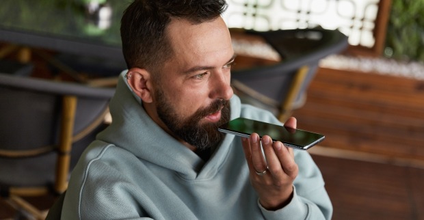 Mann spricht in Smartphone | Credit: iStock.com/Dariia Chernenko