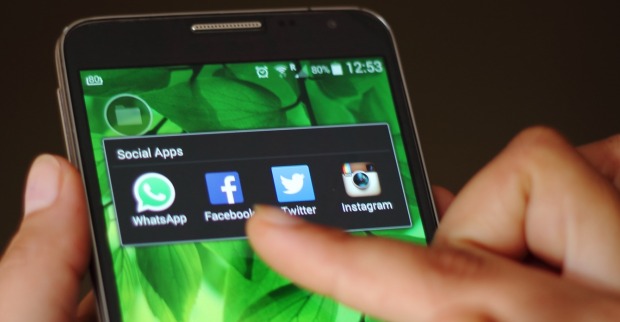 Smartphone mit Social Media-Apps | Credit: iStock.com/naveen0301