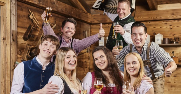 Männer und Frauen in Tracht auf der Kaiser Wiesn | Credit: Stefan Joham/stefanjoham.com