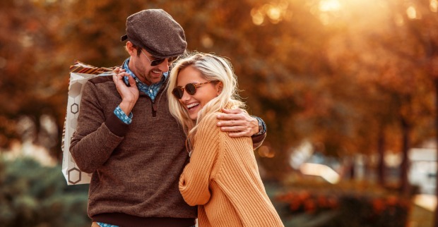 Frau und Mann spazieren im Herbst | Credit: iStock.com/Ivanko_Brnjakovic