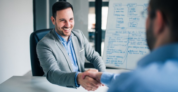 Chef schüttelt einem Mitarbeiter die Hand | Credit: iStock.com/nortonrsx