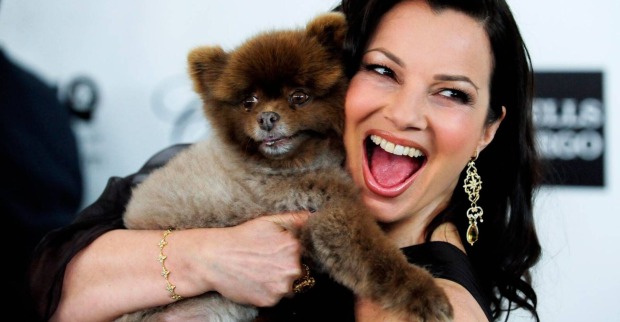 Fran Drescher mit einem Hund auf ihrem Arm | Credit: GUS RUELAS / REUTERS / picturedesk.com
