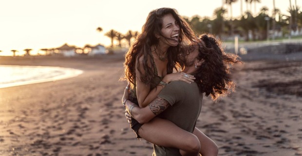 Junges verliebtes Paar am Strand | Credit: iStock.com/NeonShot
