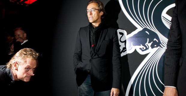 Robert Hohensinn in Jeans und einem schwarzen Sakko auf dem roten Teppich einer Red Bull-Veranstaltung