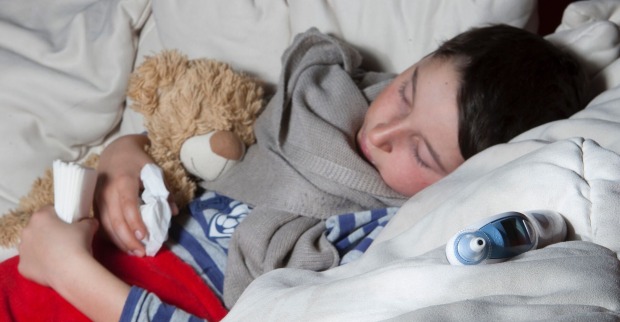 Kranker Junge im Bett. | Credit: Roland Mühlanger / picturedesk.com