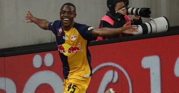 Der jubelnde Fußballer Enock Mwepu im Dress von Red Bull Salzburg